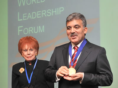 Cumhurbaşkanı Gül'e Barışa Katkılarından Dolayı Anlamlı Madalya